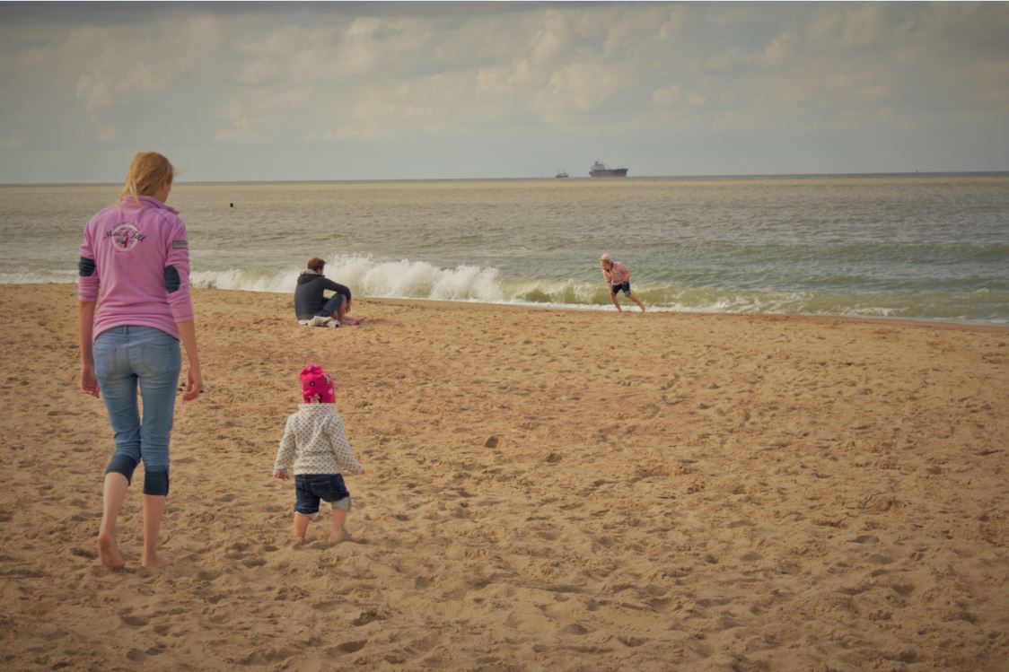 Bébé qui découvre la mer