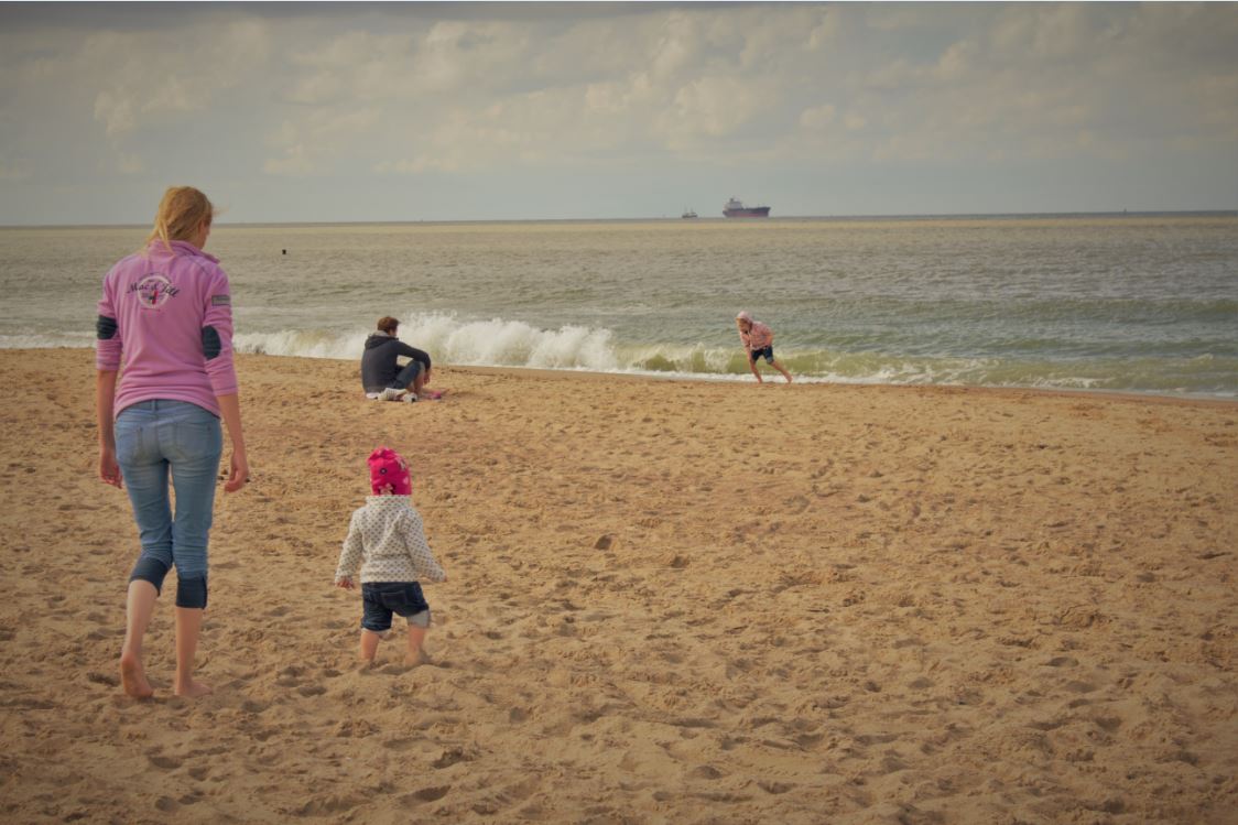 Mère et son bébé au bord de la mer